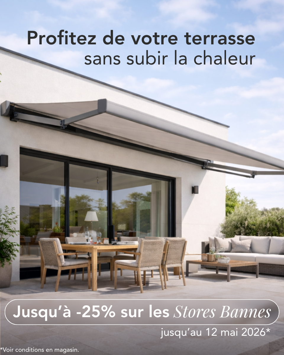 Store banne installé sur une maison avec vue dégagée