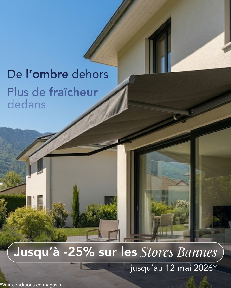 Déjeuner en terrasse sous un store banne